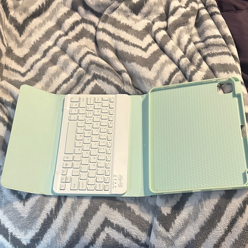 iPad Pro 2nd Gen Mint Green w/ Keyboard Case